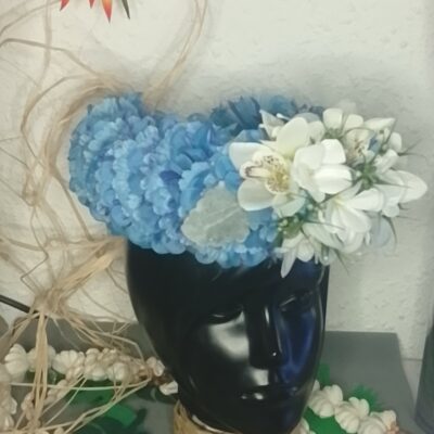 Couronne de fleur bleue  avec orchidées et tipanie blancs