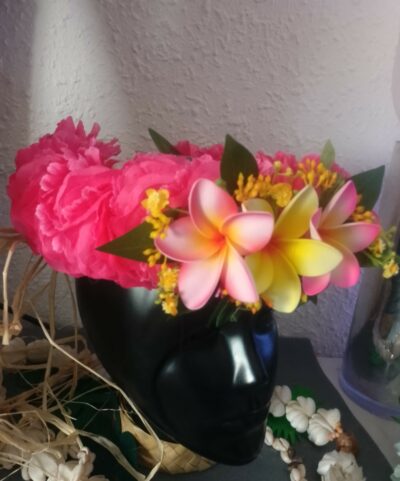 couronne de fleurs Tahiti fuchsia avec bouquet de tipanie varié et gypsophile by Vaite.e.Tiare