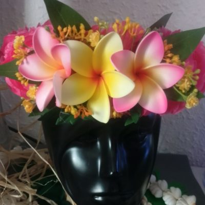couronne de fleurs Tahiti fuchsia avec bouquet de tipanie varié et gypsophile