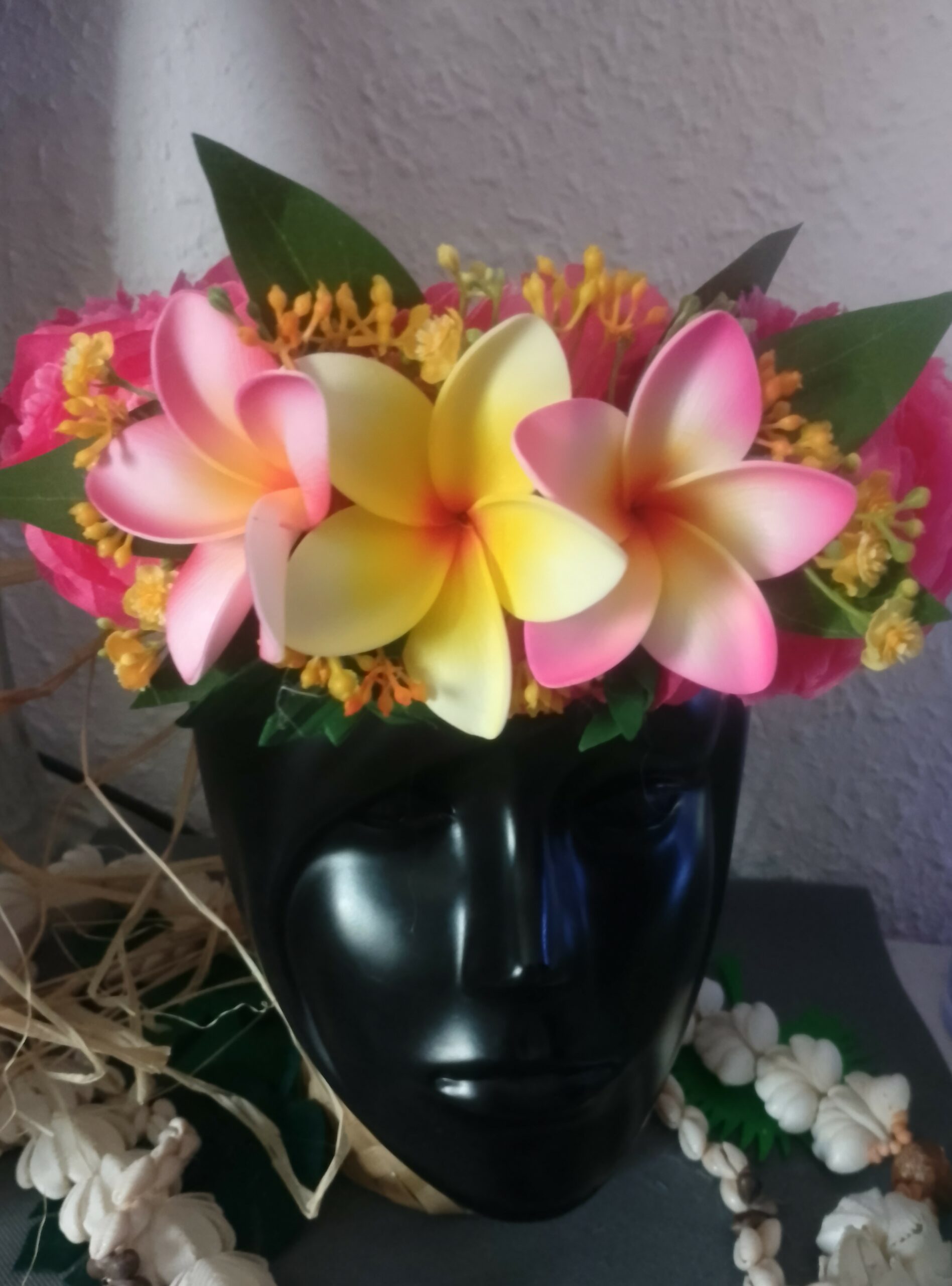 couronne de fleurs Tahiti fuchsia avec bouquet de tipanie varié et gypsophile by Vaite.e.Tiare créations