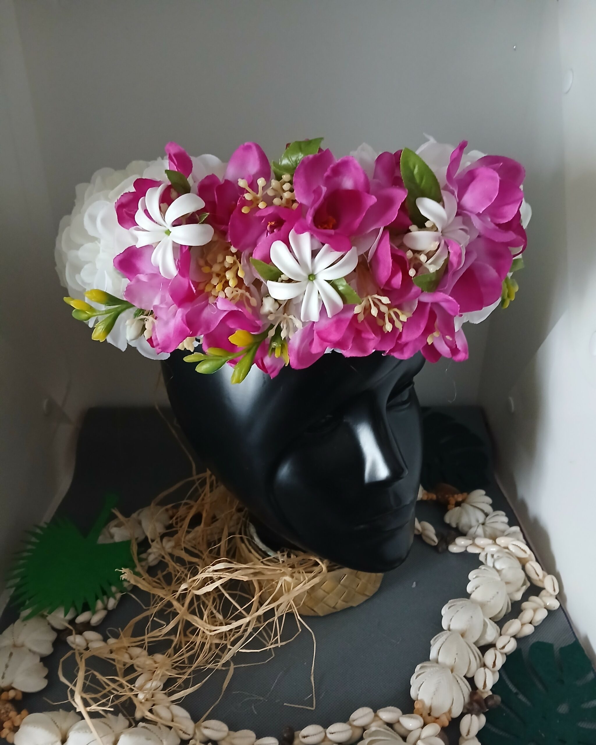 couronne de tiare Tahiti blanche bouquet de freesia violet et trois mini tiare by Vaite.e.Tiare créations