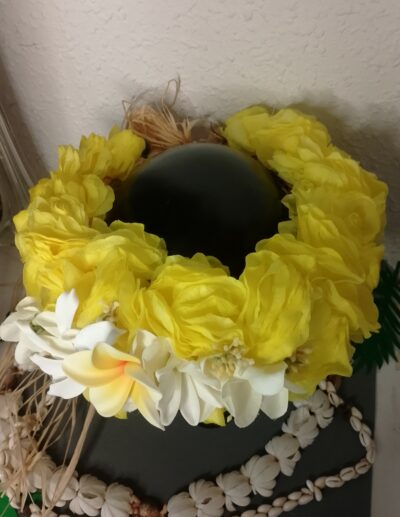 couronne de fleurs Tahiti jaune avec tiare entre ouvertes, tipanie et tiare Tahiti by Vaite.e.Taire créations