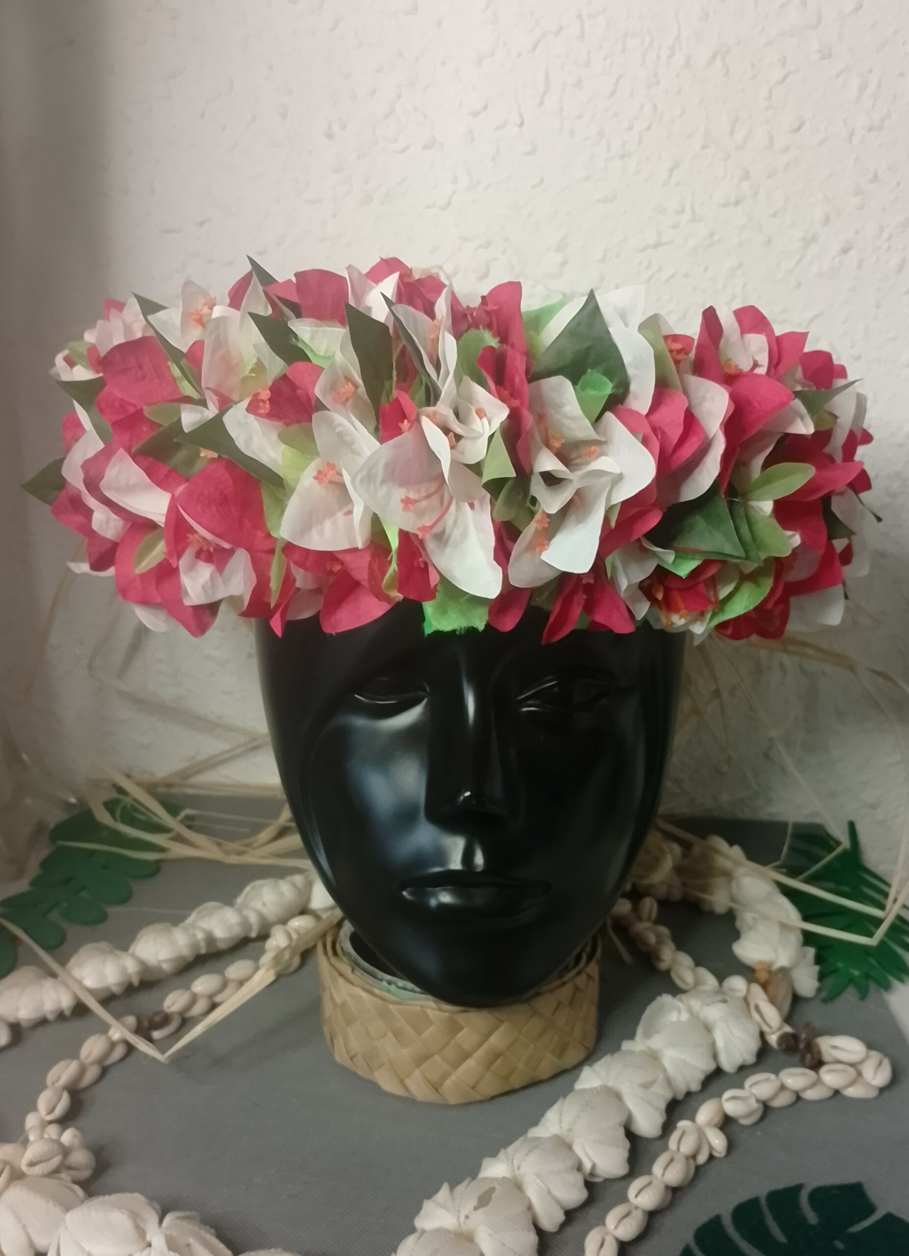 couronne toutes fleurs Tahiti bougainvilliers rouges et blancs dans leur feuillage by Vaite.e.Tiare créations