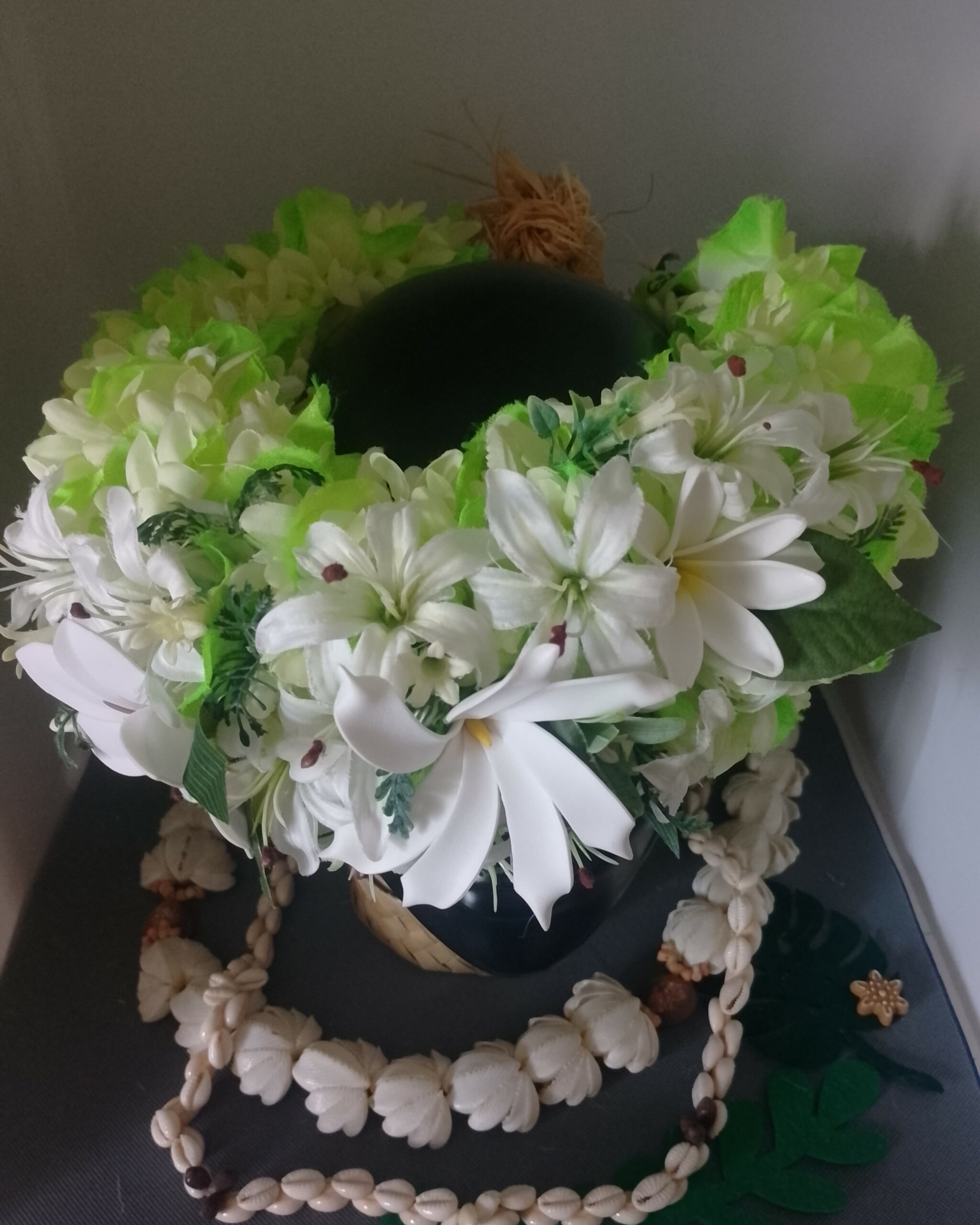 couronne de tiare Tahiti vert anis bouquet mini lys blanc avec trois tiare by Vaite.e.Tiare créations