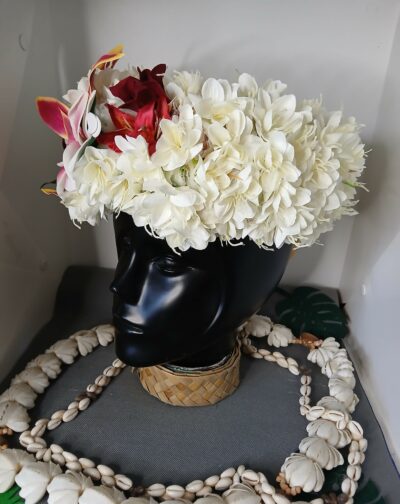 Couronne toutes fleurs Tahiti blanches avec bouquet tiare tipanie orchidée lys étoilé by Vaite.e.Tiare créations