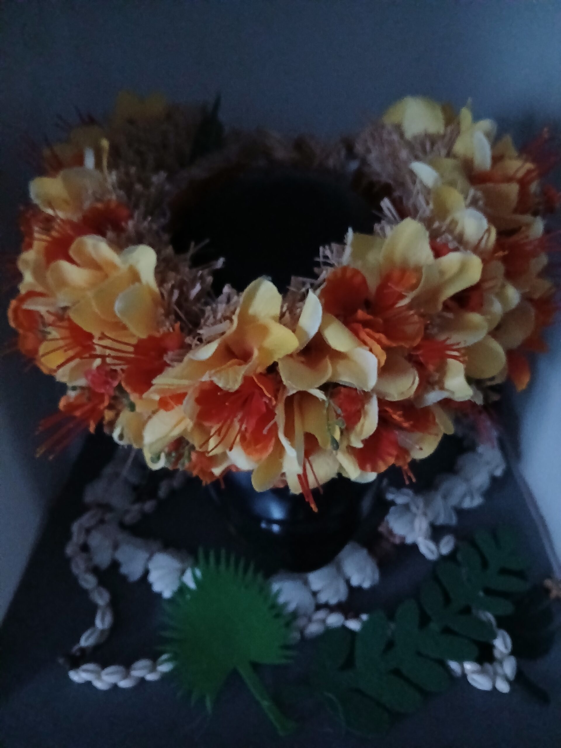 couronne toutes fleurs Tahiti avec tipanie jaune et flamboyant orange by Vaite.e.Tiare créations