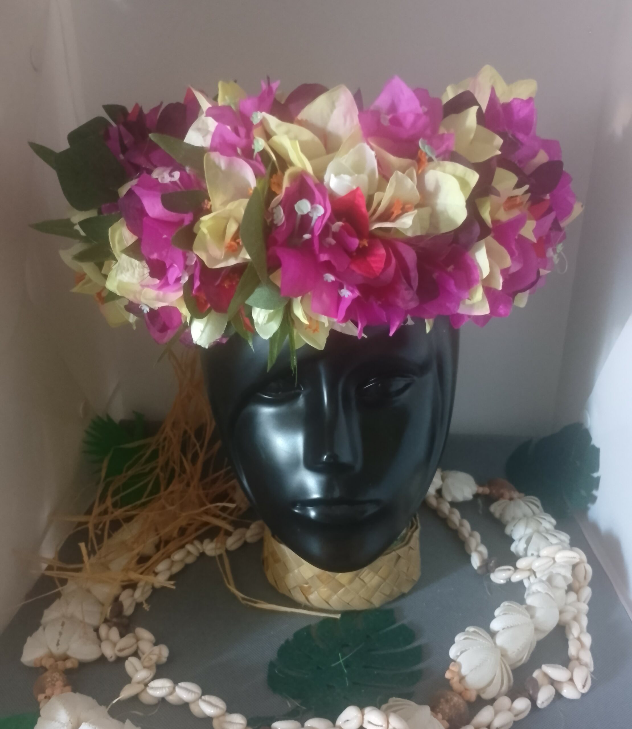 couronne de fleurs Tahiti avec trois couleurs de bougainvilliers en déclinaison de mauve by Vaite.e.Tiare créations