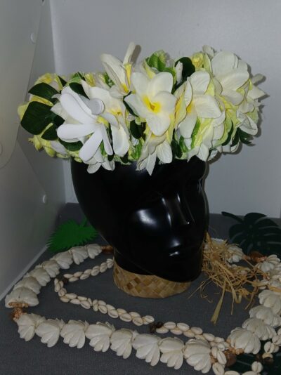 couronne de fleurs Tahiti jaune avec bouquet de tipanie blanc orné d'une tiare by Vaite.e.Tiare créations