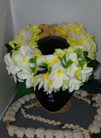 couronne de fleurs Tahiti jaune avec bouquet de tipanie blanc orné d'une tiare by Vaite.e.Tiare créations