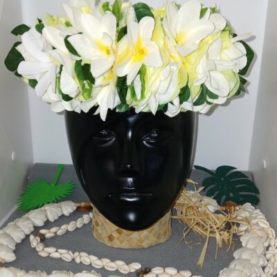 Couronne de fleur Tahiti jaune avec bouquet de tipanie blanc orné d’une tiare 