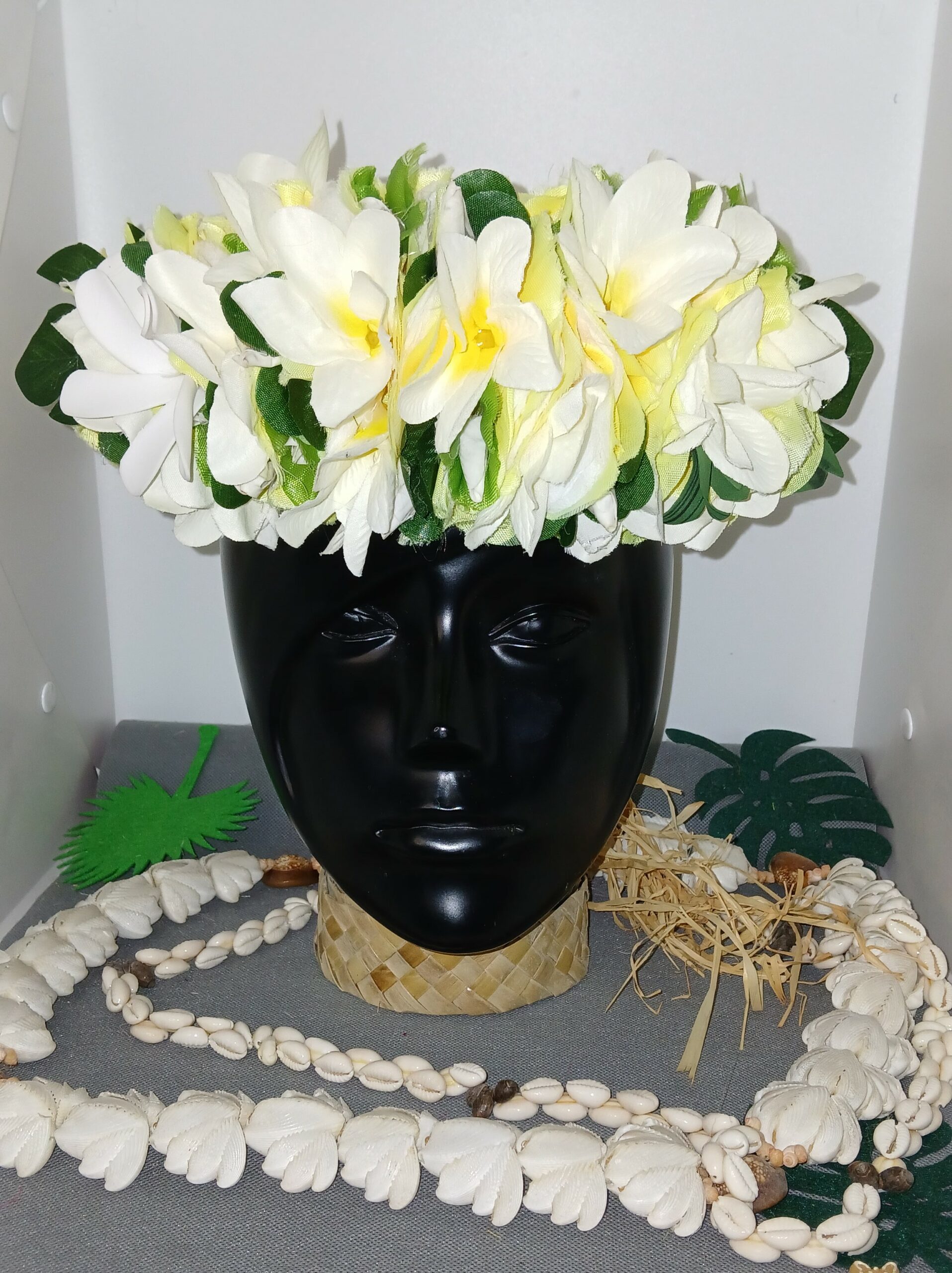 couronne de fleurs Tahiti jaune avec bouquet de tipanie blanc orné d'une tiare by Vaite.e.Tiare créations