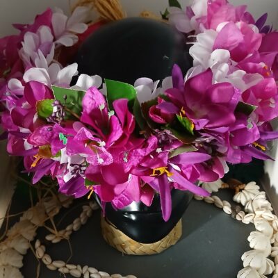 Couronne toutes fleurs tipanie bougainvillier et lys élancés violets