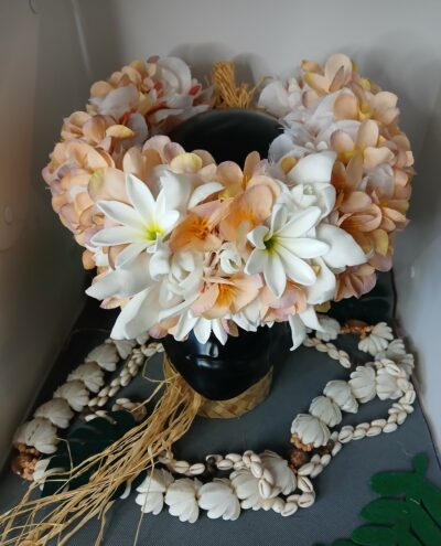 couronne toutes fleurs Tahiti champagne avec tiare apetahi et tiare entre ouverte by Vaite.eTiare créations