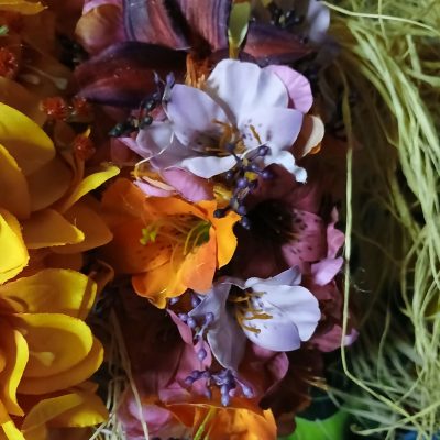 Couronne toutes fleurs orange avec lys moyen et freesia multicolore