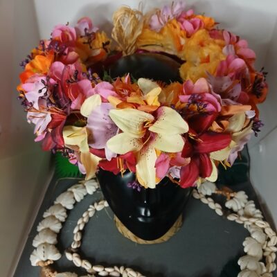 Couronne toutes fleurs orange avec lys moyen et freesia multicolore