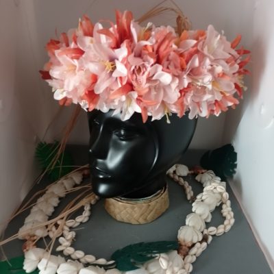 Couronne de fleurs corail orchidées et lys élancés variés