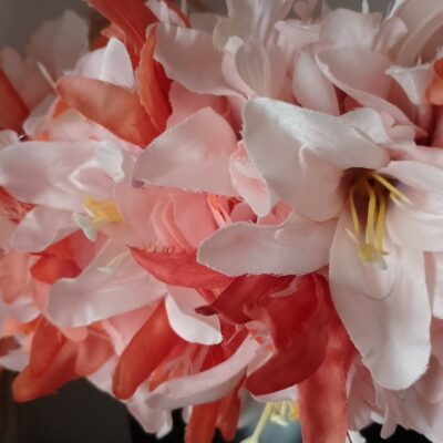 Couronne de fleurs corail orchidées et lys élancés variés