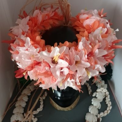 Couronne de fleurs corail orchidées et lys élancés variés