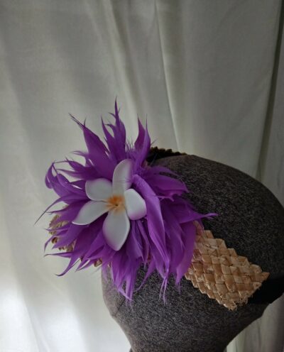 Casquette de pandanus tressé plume violette et tipanie bord violet by Vaite.e.Tiare créations