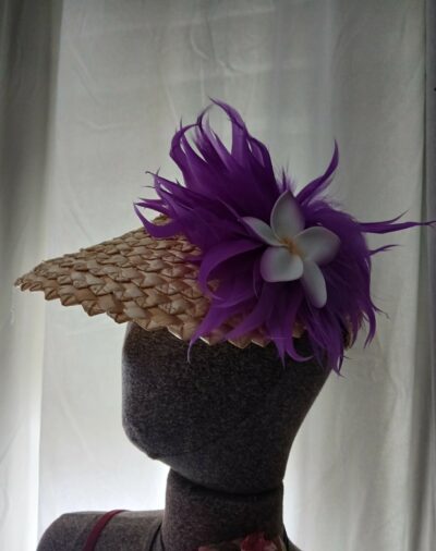 Casquette de pandanus tressé plume violette et tipanie bord violet by Vaite.e.Tiare créations