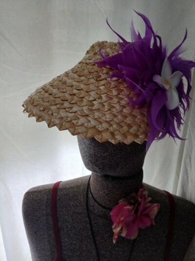 Casquette de pandanus tressé plume violette et tipanie bord violet by Vaite.e.Tiare créations