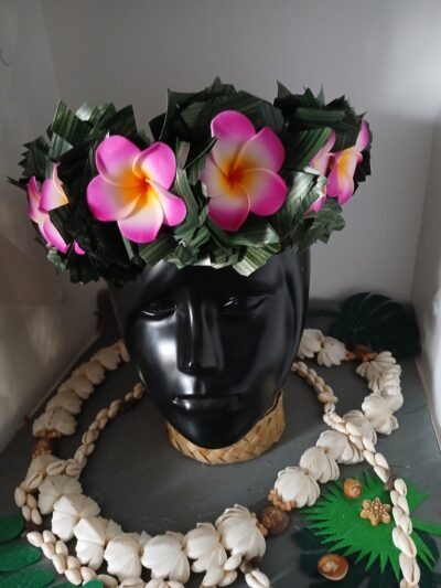 couronne de fleurs Tahiti effet feuillage avec tipaniers fushcia by Vaite.e.Tiare créations