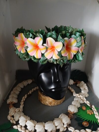 couronne de fleurs Tahiti effet feuillage avec tipaniers fushcia et jaune by Vaite.e.Tiare créations