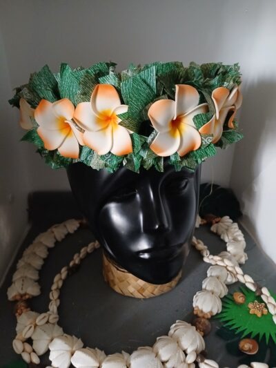 couronne de fleurs Tahiti effet feuillage avec tipaniers oranges by Vaite.e.Tiare créations