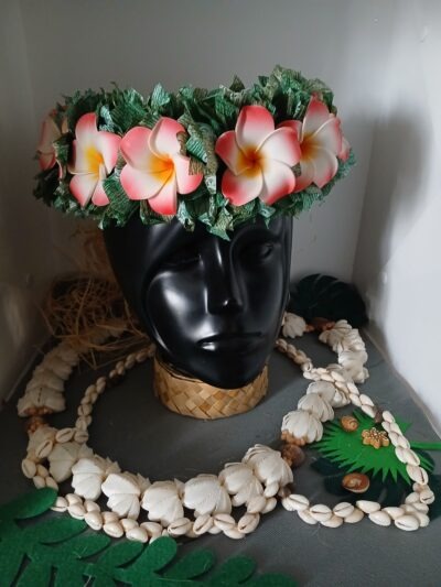 couronne de fleurs Tahiti effet feuillage avec tipaniers rouge by Vaite.e.Tiare créations