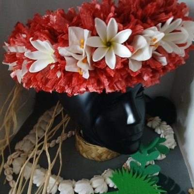 Couronne de tiare Tahiti rouge avec divers tiare et bougainvillier