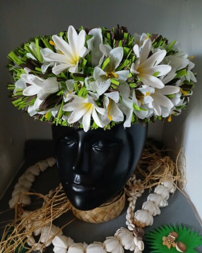 Couronne effet végétal bouquet tiare entre ouverte et mini lys blanc by Vaite.e.Tiare créations