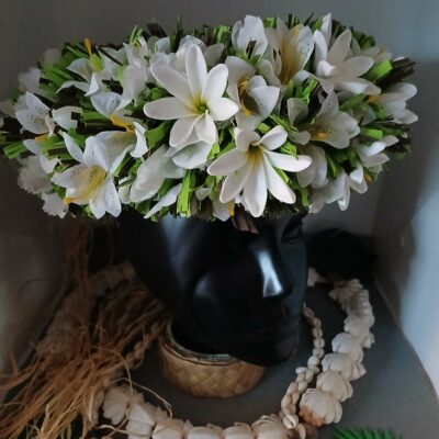 Couronne effet végétal bouquet tiare entre ouverte et mini lys blanc