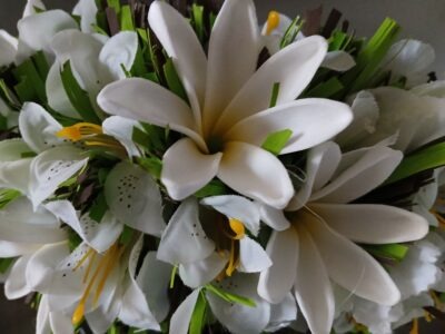 Couronne effet végétal bouquet tiare entre ouverte et mini lys blanc by Vaite.e.Tiare créations