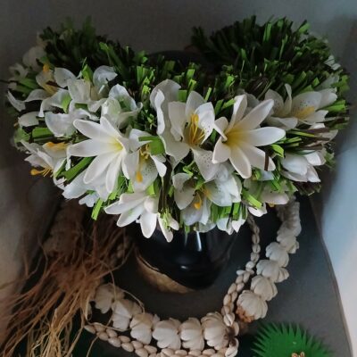 Couronne effet végétal bouquet tiare entre ouverte et mini lys blanc