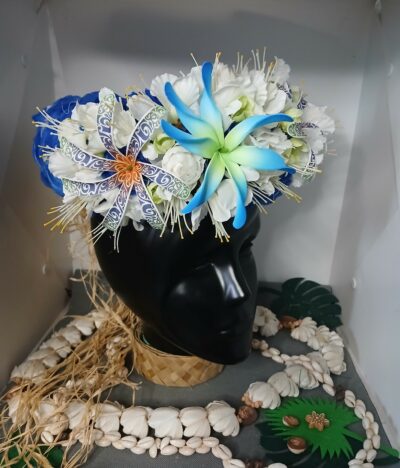 Couronne de fleurs Tahiti bleue trois tiare et flamboyant blanc by Vaite.e;Tiare créations