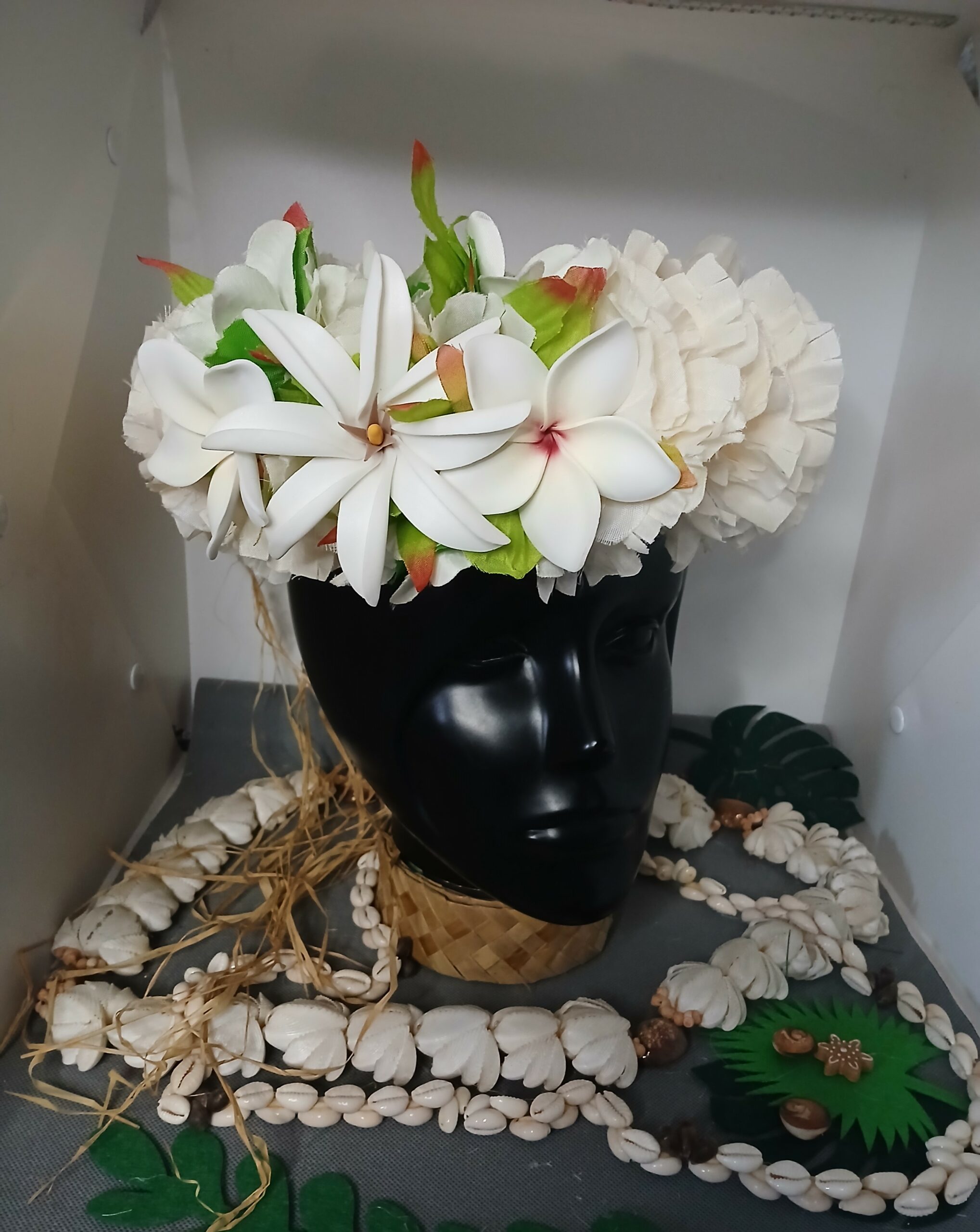 Couronne de fleurs Tahiti champagne avec tipanie et maxi tiare by Vaite.e.Tiare créations