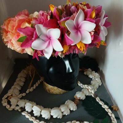 Couronne de fleurs Tahiti corail lys moyen fuchsia et trois tipanie blanc cœur rose