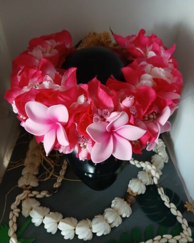 couronne fleurs de Tahiti fuchsia bouquet varié et trois tipanie roses pâles by Vaite.e.Tiare créations