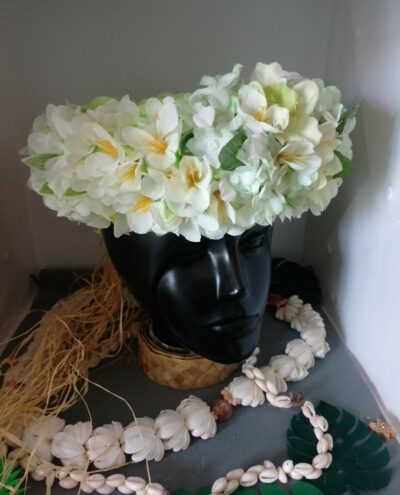 couronne toutes fleurs Tahiti verte avec boutons variées blancs milky by Vaite.e.Tiare créations