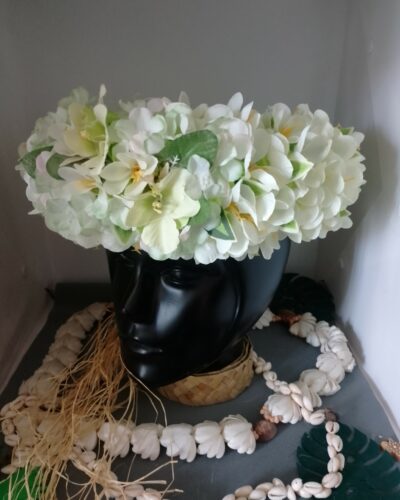 couronne toutes fleurs Tahiti verte avec boutons variées blancs milky by Vaite.e.Tiare créations