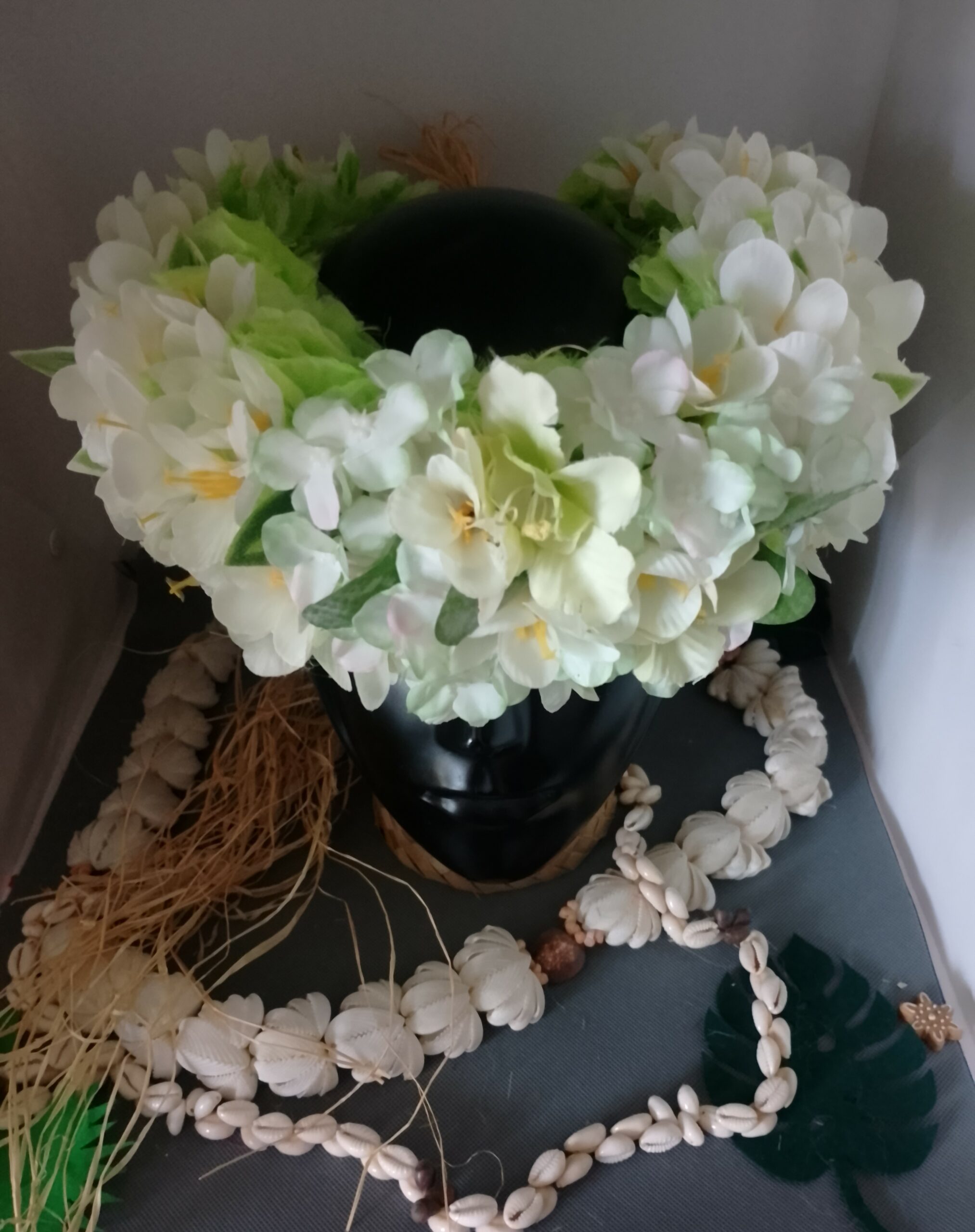 couronne toutes fleurs Tahiti verte avec boutons variés by Vaite.e.Tiare créations