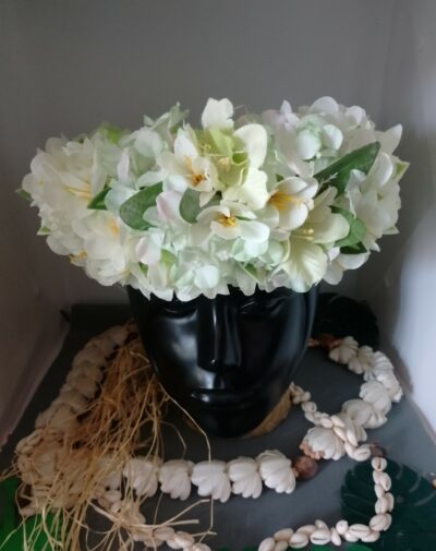 couronne toutes fleurs Tahiti verte avec boutons variées blancs milky by Vaite.e.Tiare créations