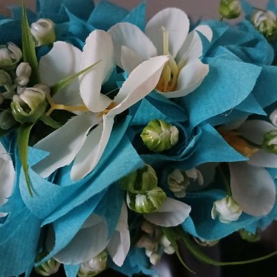 Couronne de fleurs Tahiti bleue lagon mini boutons et graines blanches