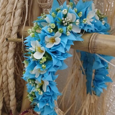 Couronne de fleurs Tahiti bleue lagon mini boutons et graines blanches