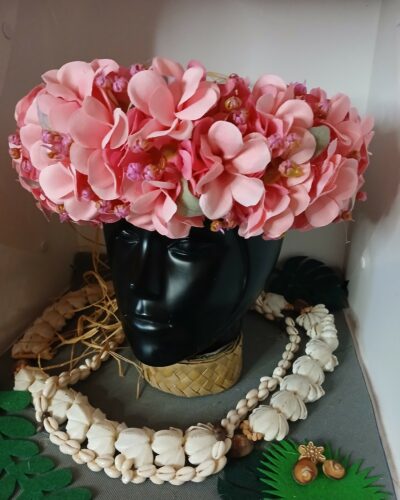 Couronne de fleurs Tahiti corail avec tipanie rose by Vaite.e.Tiare créations