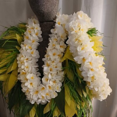 Duo de Lei blanc boutons blancs pistils jaunes