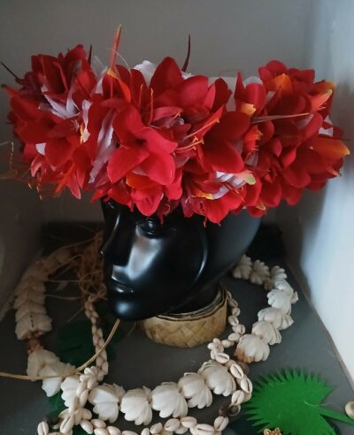 Couronne toutes fleurs blanches tipanie et lys élancé rouges avec oiseau du paradis by Vaite.e.Tiare créations