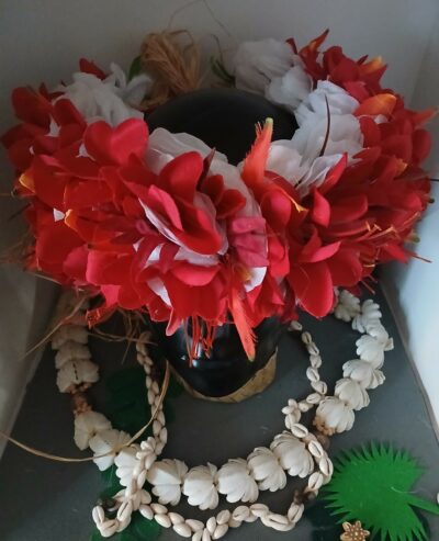 Couronne toutes fleurs blanches tipanie et lys élancé rouges avec oiseau du paradis by Vaite.e.Tiare créations