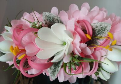 Couronne de fleurs Tahiti rose tiare en boutons et lys élancés fushcias by Vaite.e.Tiare créations