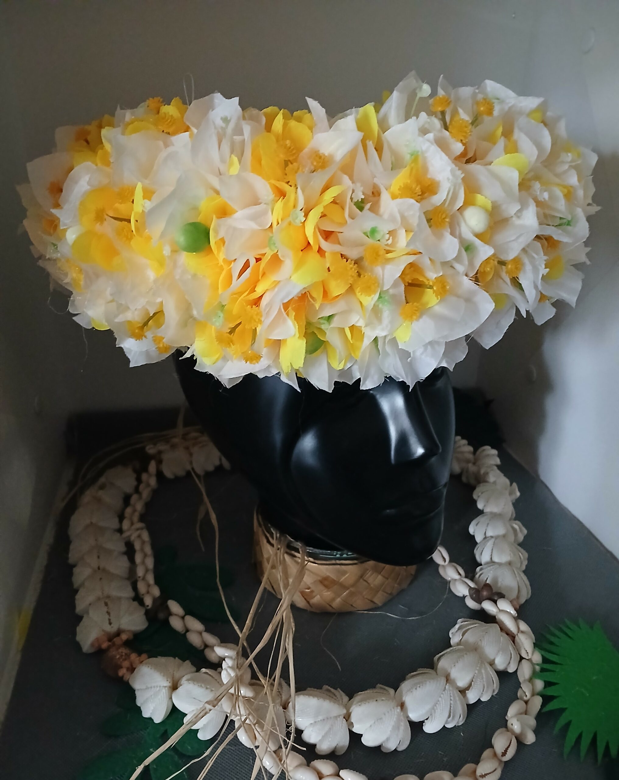 Couronne toutes fleurs Tahiti jaune bougainvillier blanc by Vaite.e.Tiare créations
